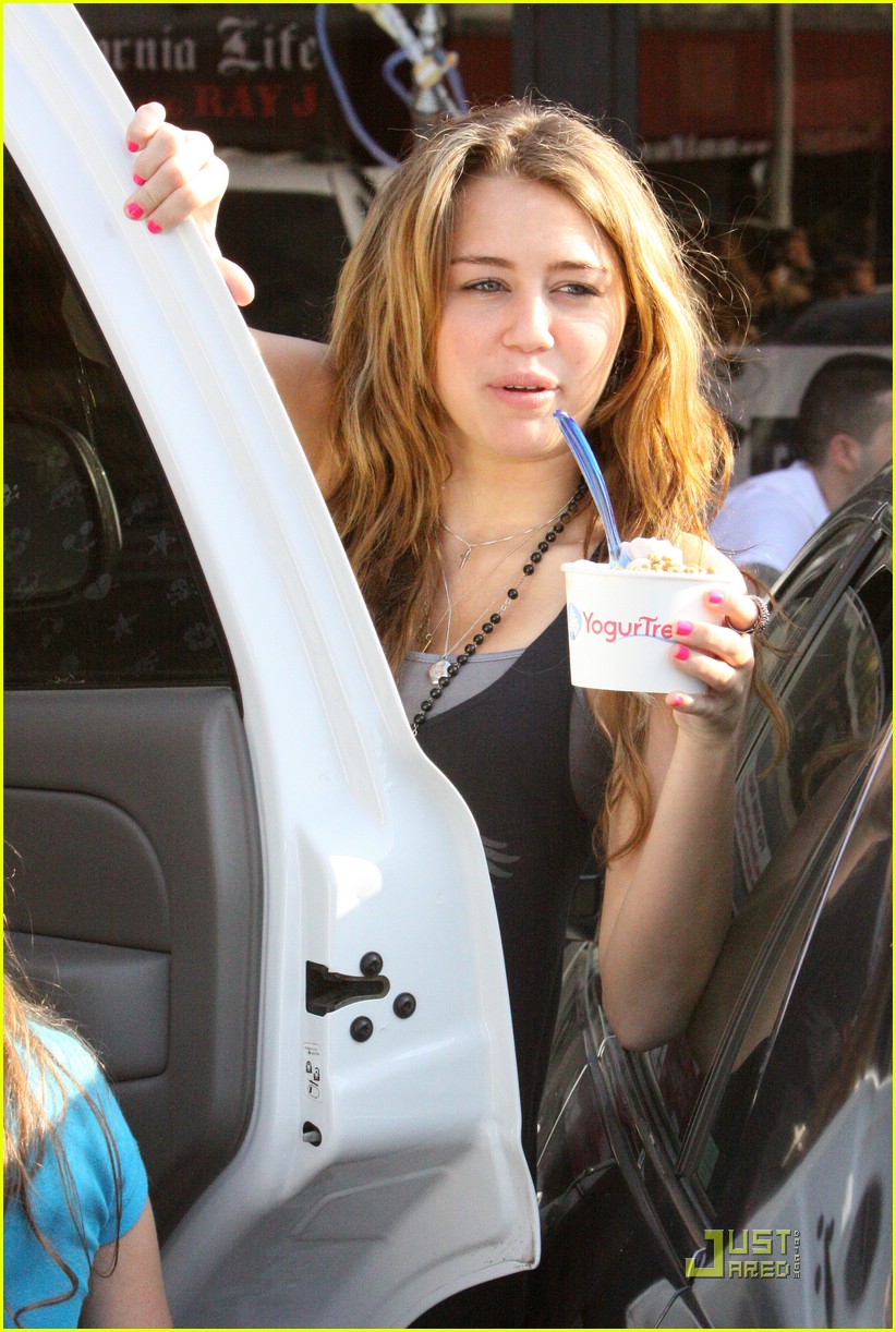 miley cyrus yogurtree yummy 07
