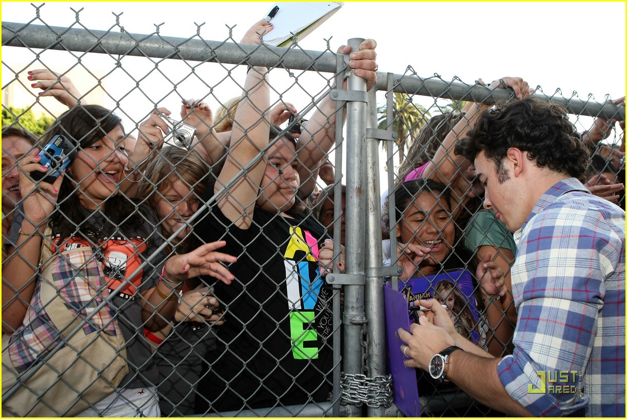 Full Sized Photo Of Jonas Brothers Ponyo Premiere The Jonas