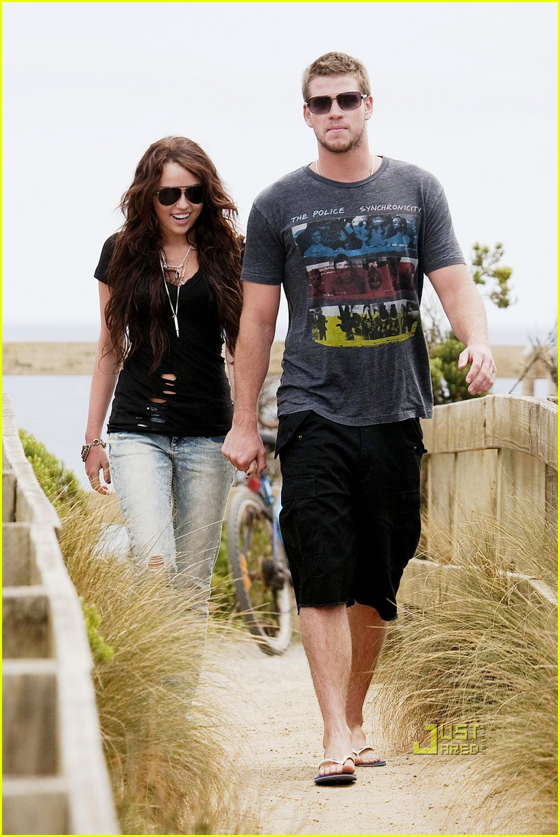 miley cyrus liam hemsworth holding hands 06