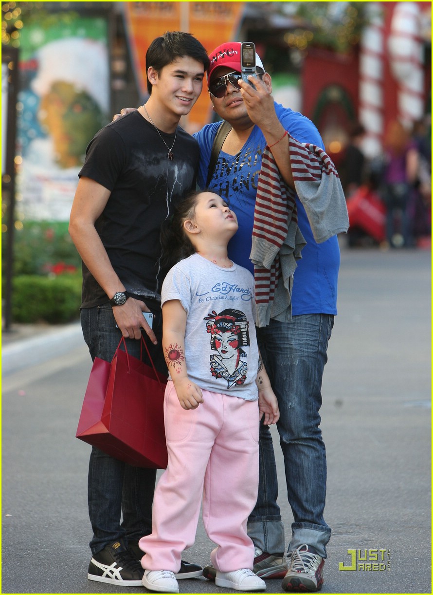 Booboo Stewart Shopping At The Grove With Fivel Photo 397706