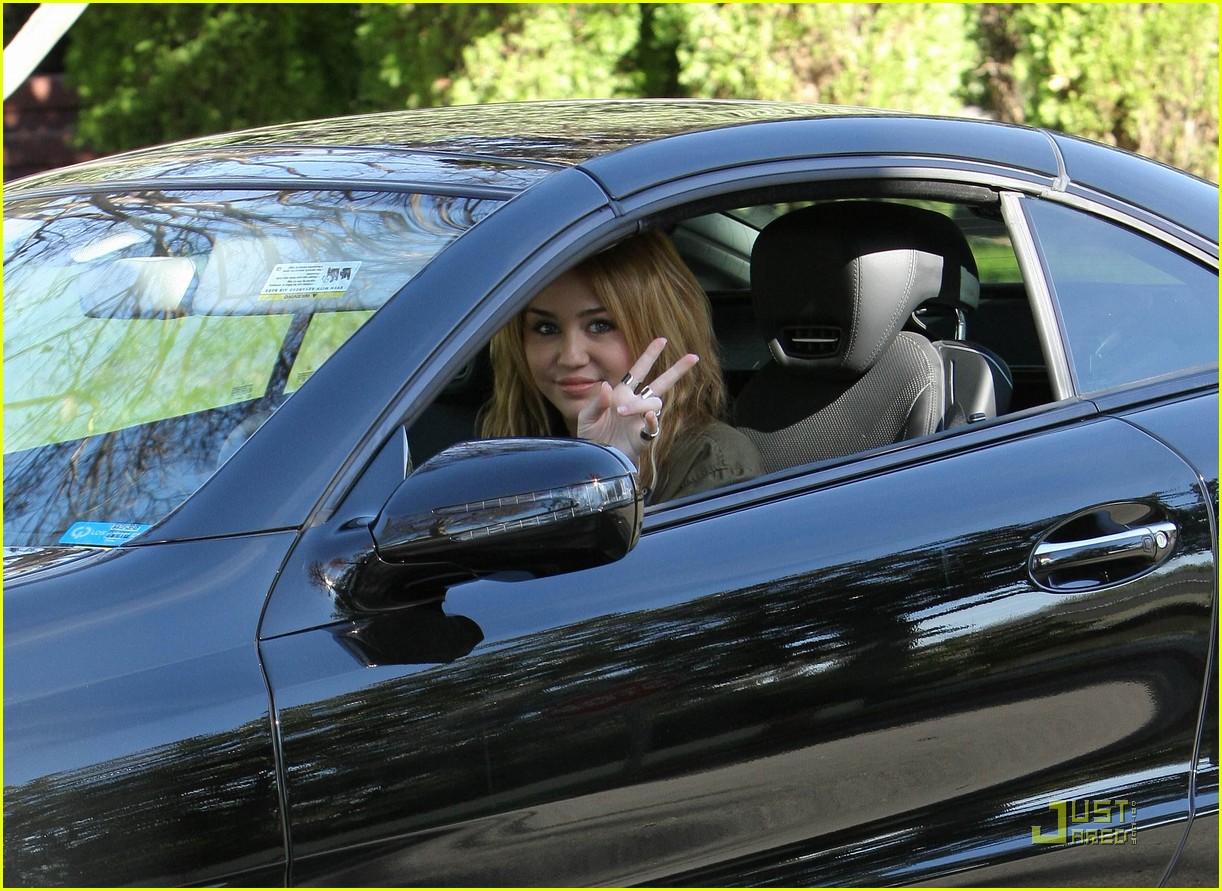 Full Sized Photo Of Miley Cyrus Peace Miley Cyrus Peace Y All Just Jared Jr