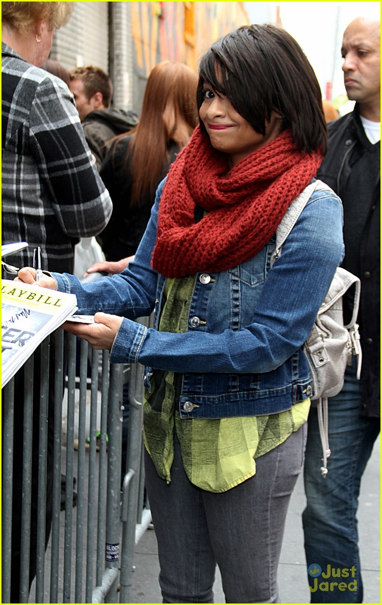 Raven Symone Signs In Nyc Photo Photo Gallery Just Jared Jr