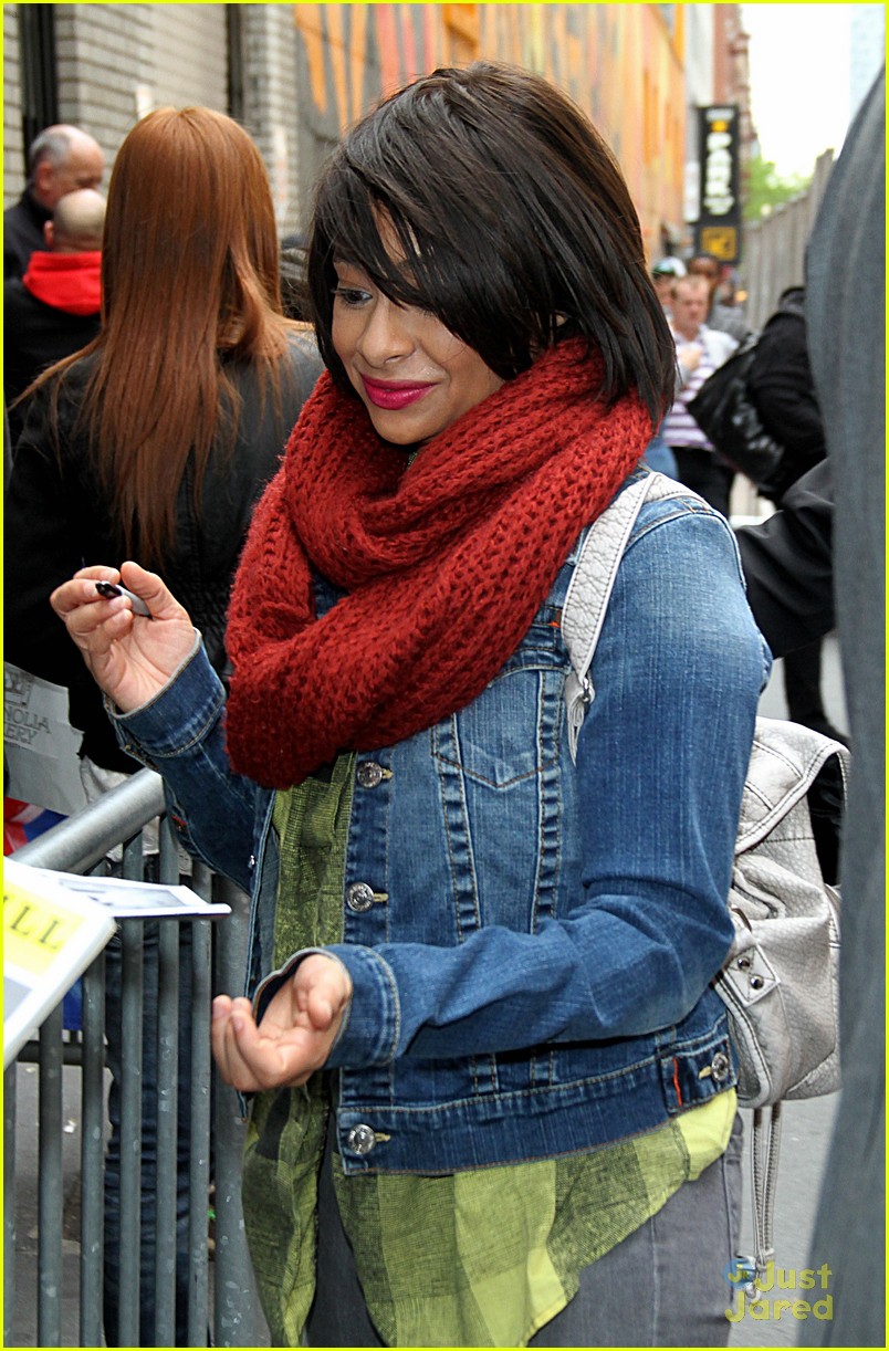 Raven Symone Signs In Nyc Photo Photo Gallery Just Jared Jr