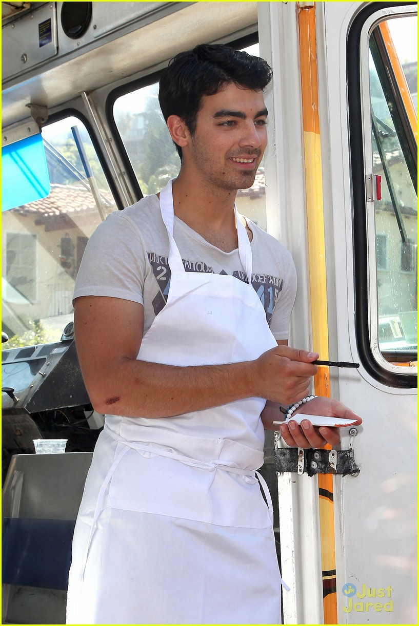 Full Sized Photo Of Joe Jonas Meaghan Martin Food Truck 15 Joe Jonas