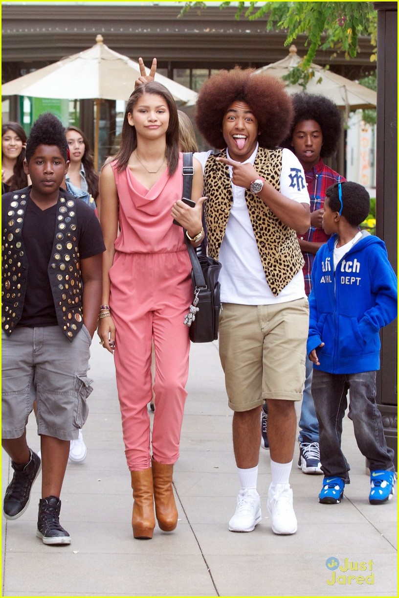 Zendaya Poplyfe Glendale Meet Up Photo Photo Gallery