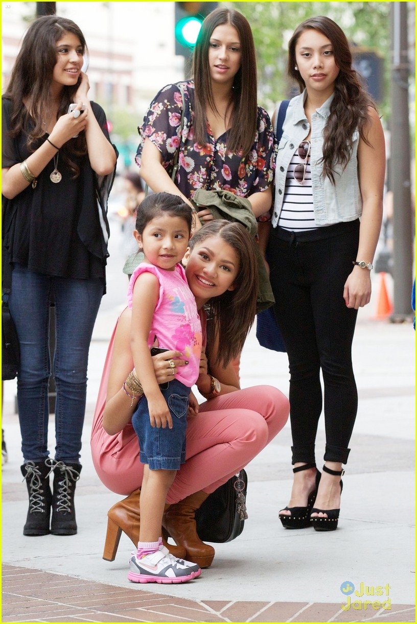 Zendaya Poplyfe Glendale Meet Up Photo Photo Gallery