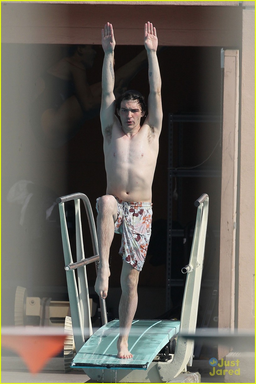 Drake Bell Diving Practice For Splash Usa Photo Photo Gallery Just Jared Jr