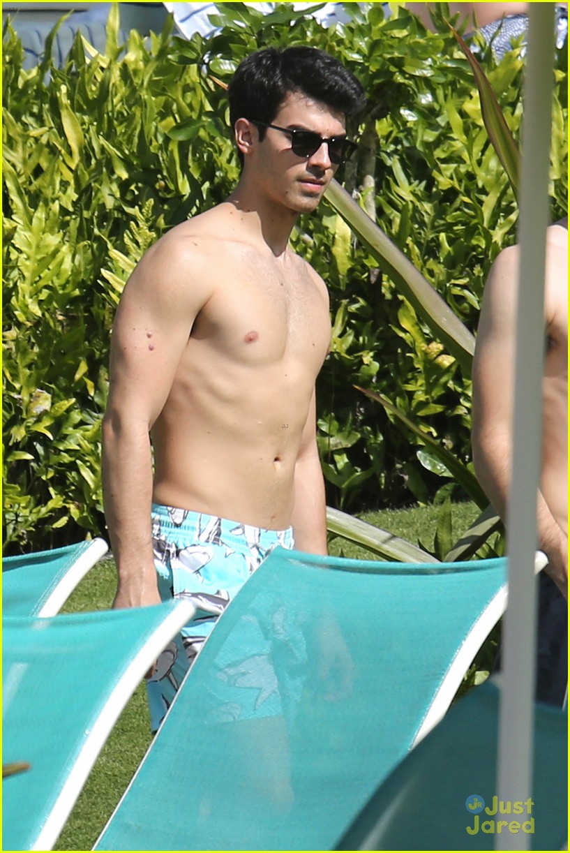 Full Sized Photo Of Joe Jonas Shirtless Frisbee Hawaii Joe Jonas