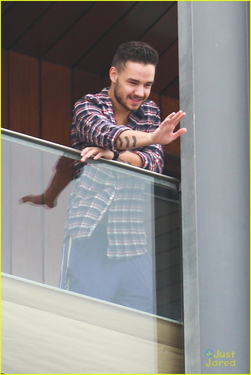 Shirtless Liam Payne Blows Kisses To Fans From Hotel Balcony Photo Photo Gallery