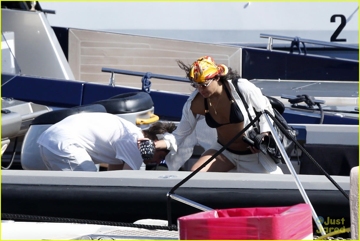 Zac Efron Hits The High Seas In Italy With Michelle Rodriguez Photo