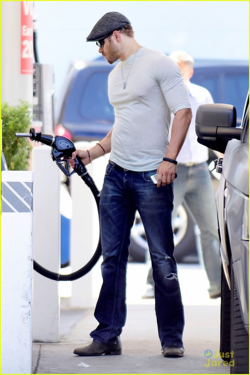 Kellan Lutz Shows His Pecs Through Tight Shirt Photo 718093 Photo