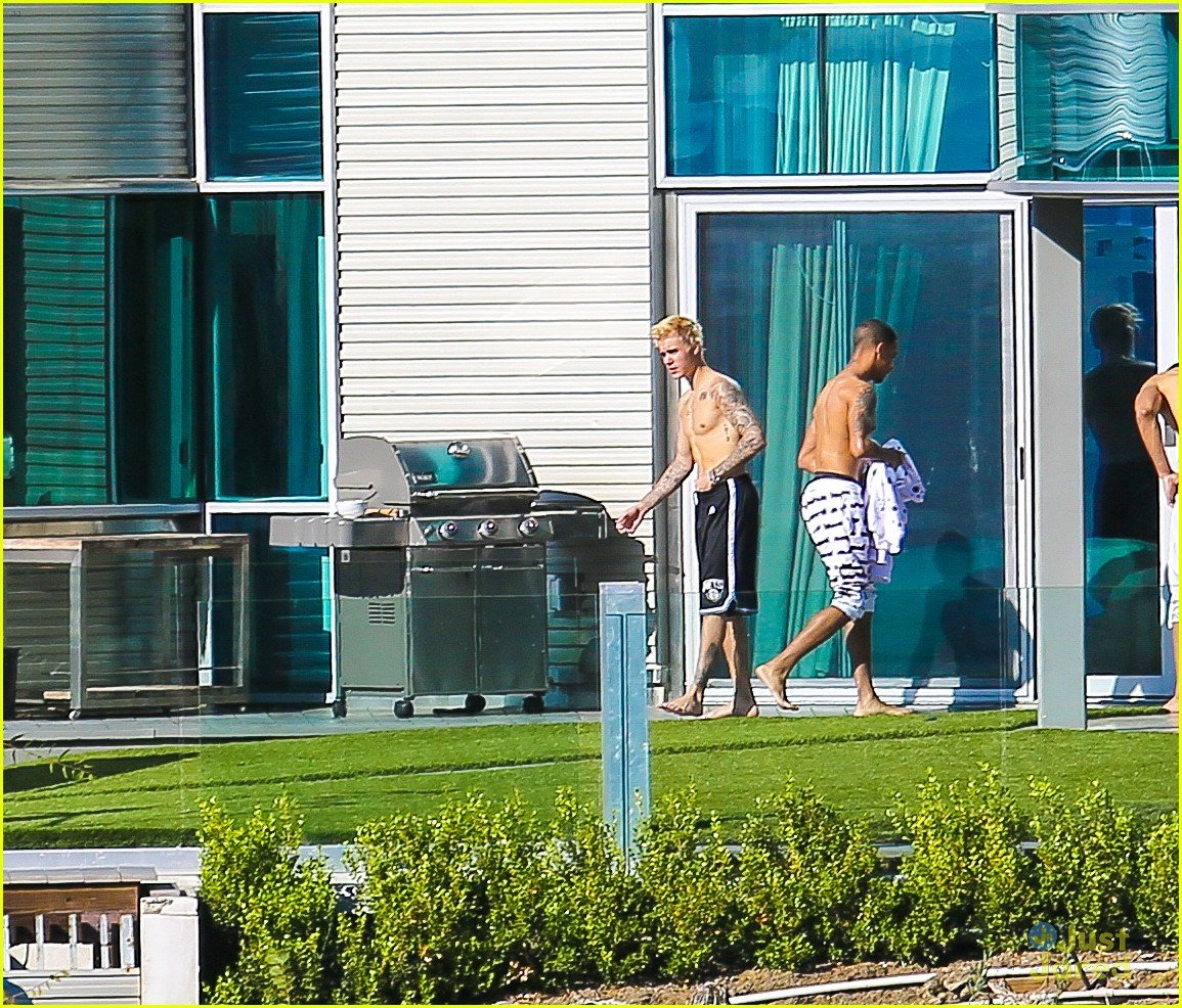 Justin Bieber Shows Off Shirtless Body At Rented Beverly Hills Mansion Photo Photo