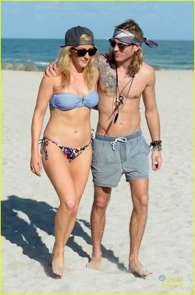 Ellie Goulding with beautiful, Boyfriend Dougie Poynter 