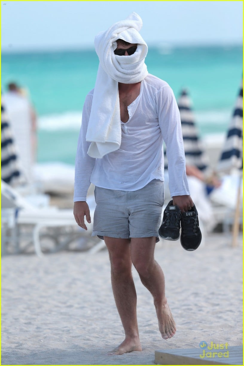 Full Sized Photo Of Alex Pettyfer Goes Shirtless Sexy For Miami Beach Day Alex Pettyfer