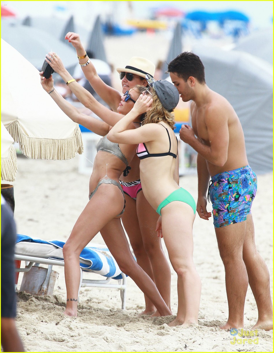 Full Sized Photo Of Katie Cassidy Emily Bett Rickards Miami Beach Selfie Katie Cassidy