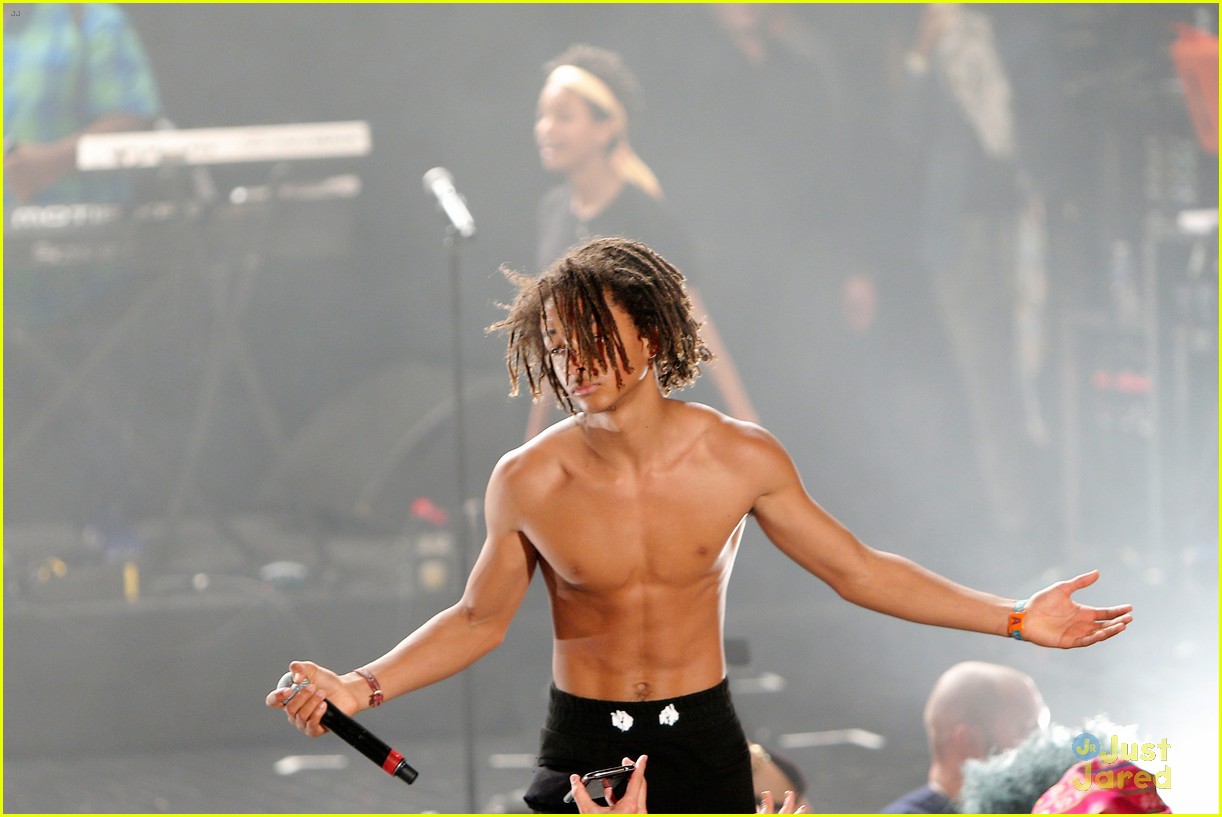 Full Sized Photo Of Shirtless Jaden Smith Willow Impress Concert Goers In Paris Shirtless