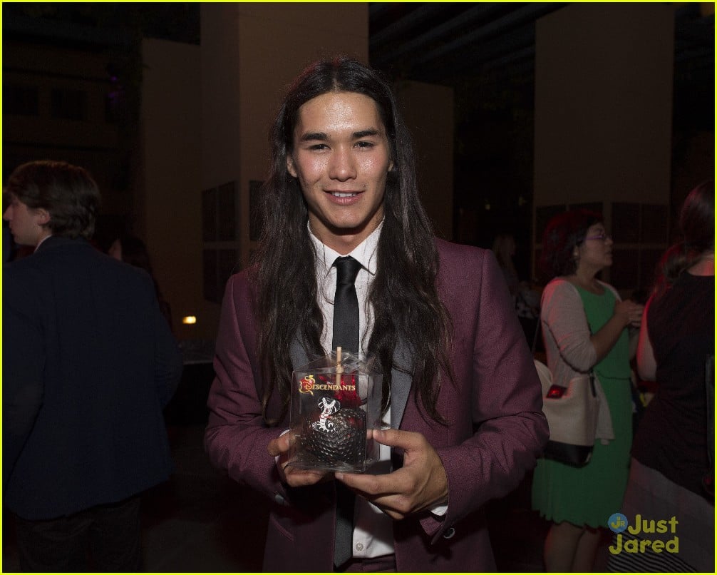 Full Sized Photo Of Cameron Boyce Booboo Stewart Descendants Premiere Pics Cameron Boyce