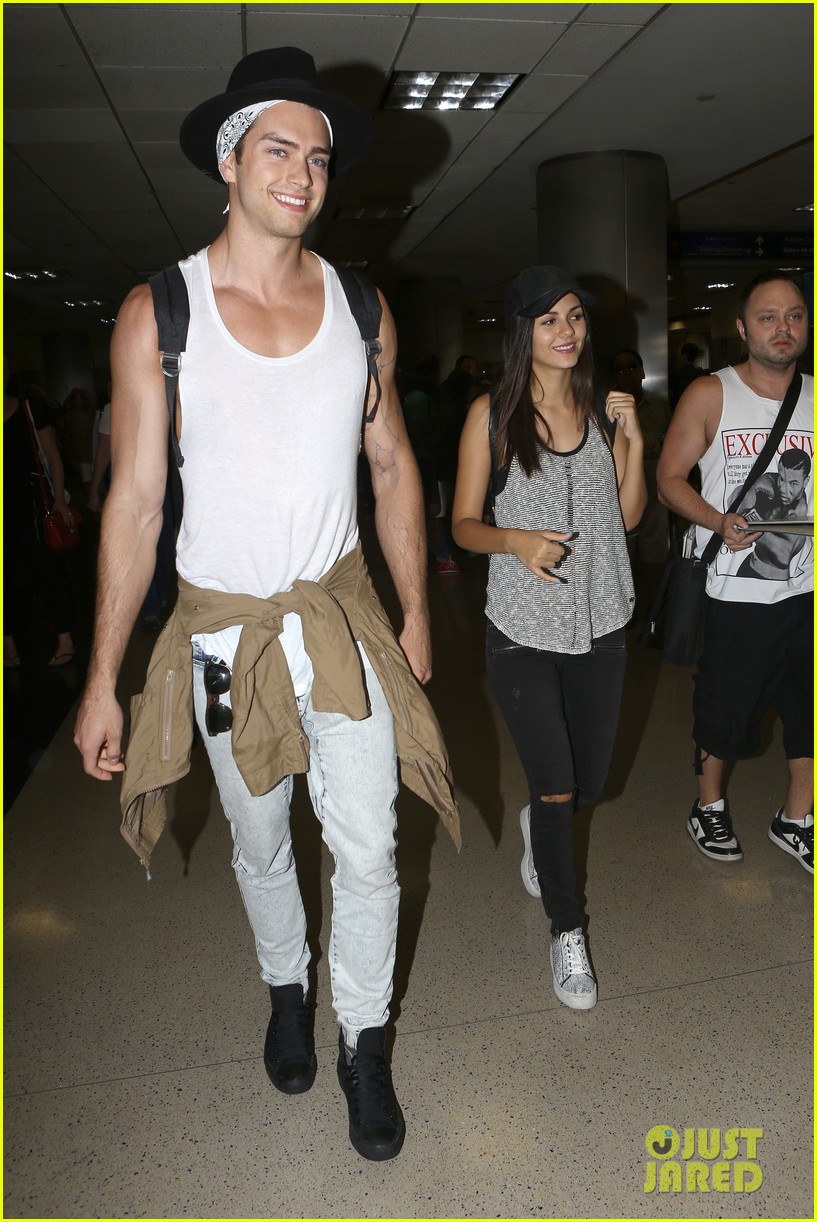 Full Sized Photo Of Victoria Justice Pierson Fode Lax Arrival From