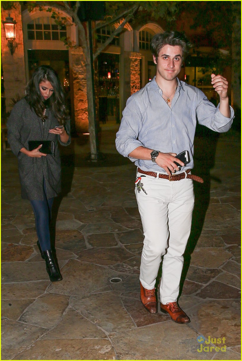 Selena Gomez Dines Out With David Henrie Before Revival Fan Event