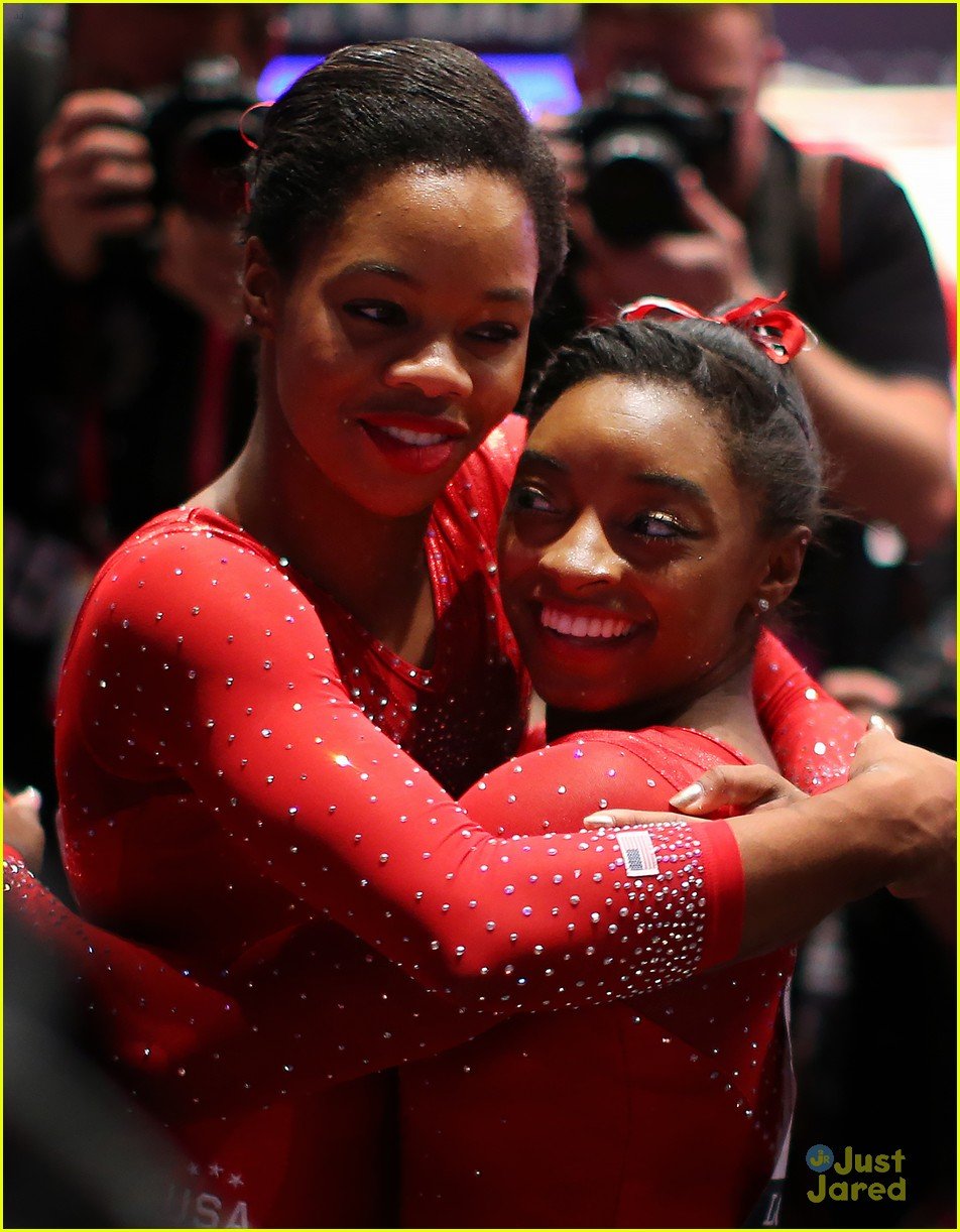 Full Sized Photo Of Simone Biles Shatters Records Wins Gold Medals