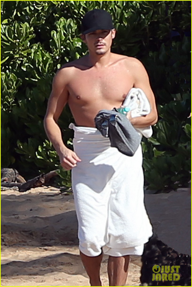 PLL S Tyler Blackburn Shows Off His Shirtless Body In Hawaii Photo