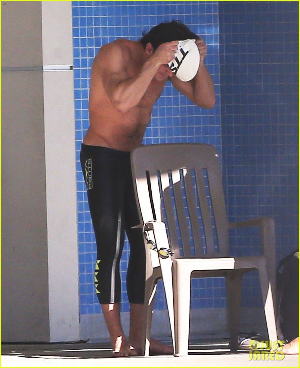 Zac Efron Shows Off Buff Shirtless Body While Preparing For Baywatch