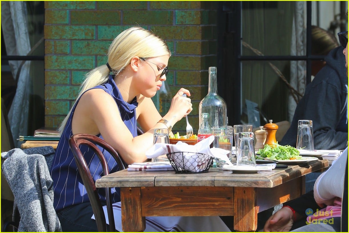 Sofia Richie Grabs Lunch At Gemma With Friends Photo Photo