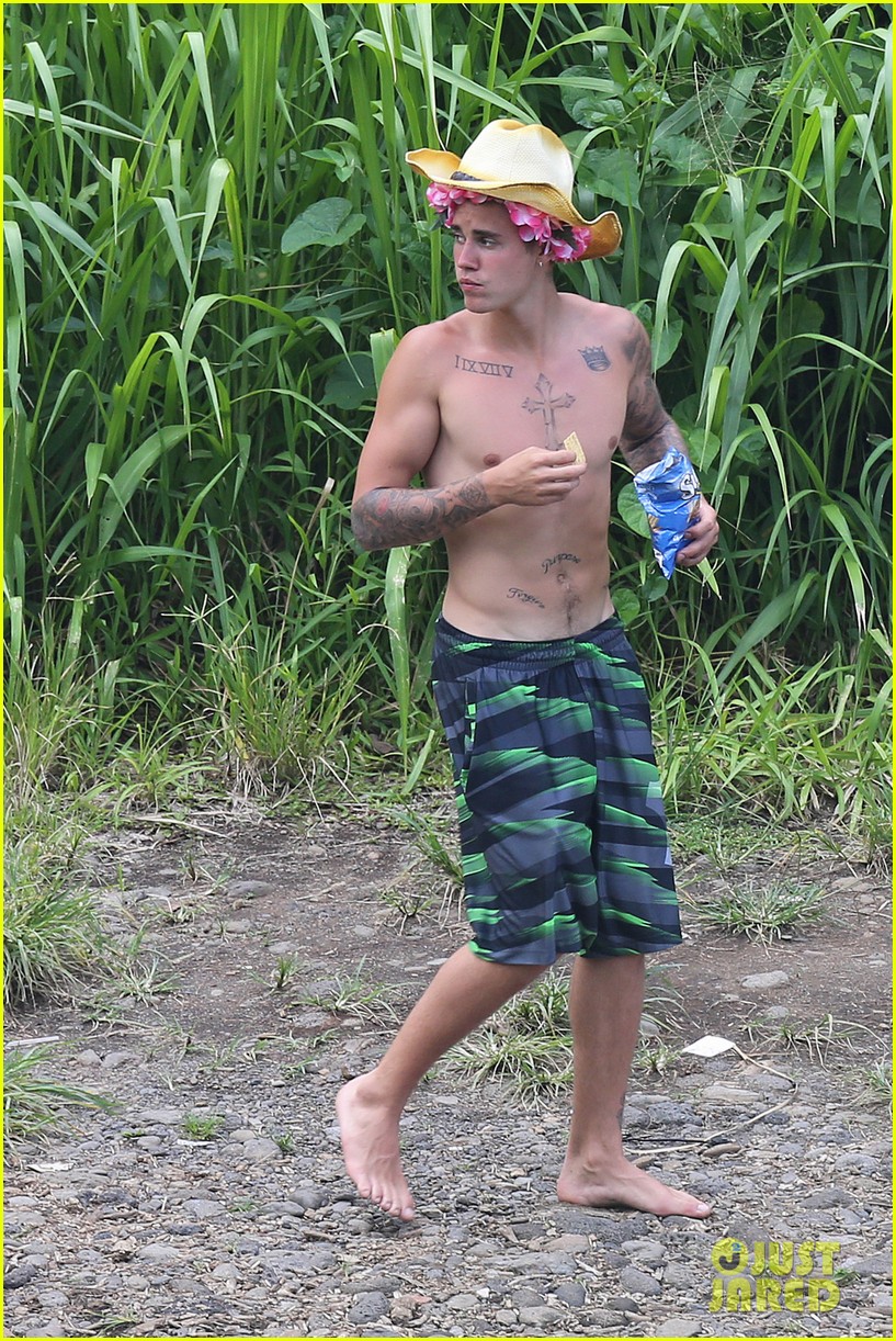 Justin Bieber Goes Shirtless On Vacation In Hawaii Photo 1007585