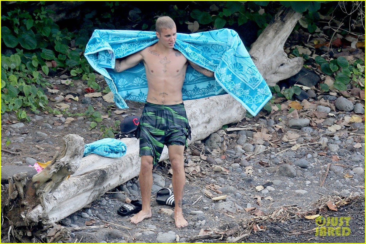 Justin Bieber Goes Shirtless On Vacation In Hawaii Photo 1007592