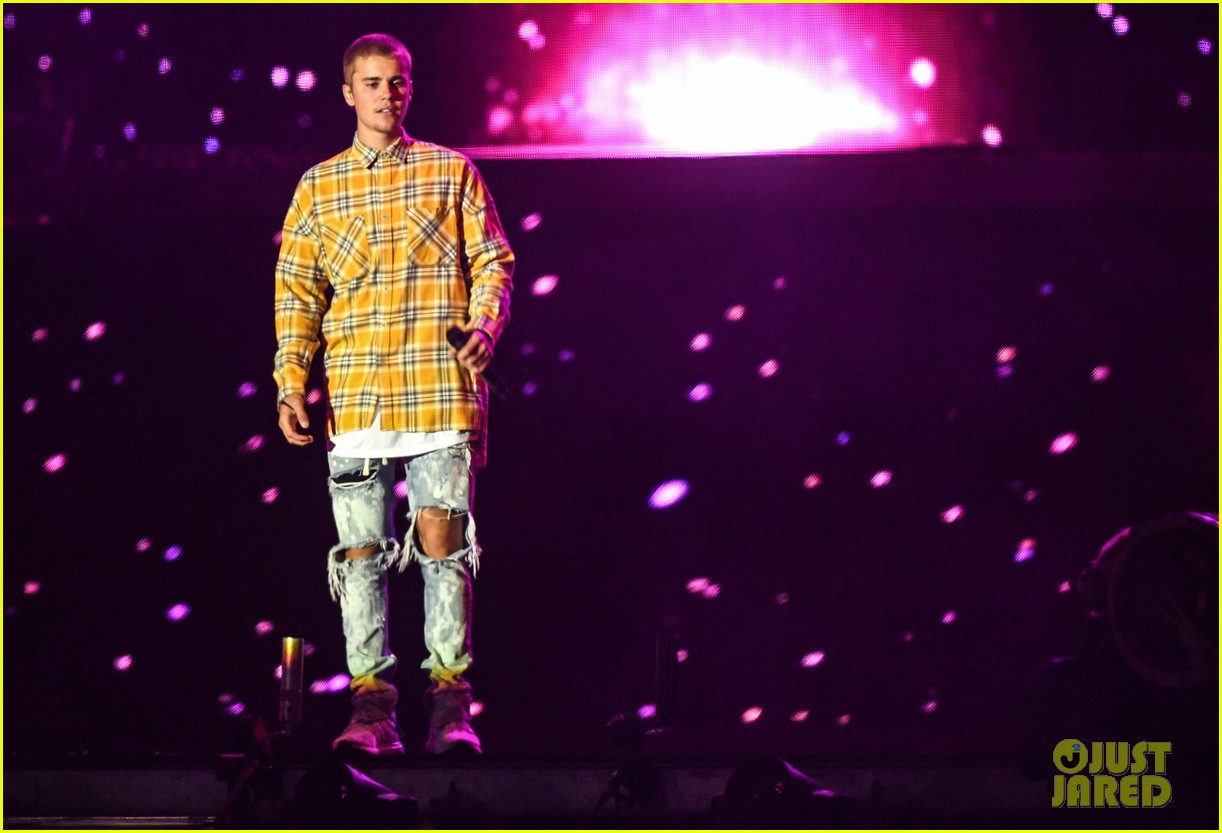 Justin Bieber Performs Acoustic Version Of Cold Water At V Festival