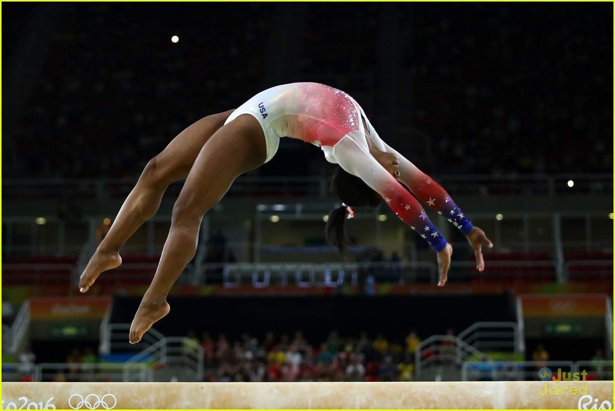 Simone Biles Gets Cute Kiss From Arthur Nory After Gymnastics Gala