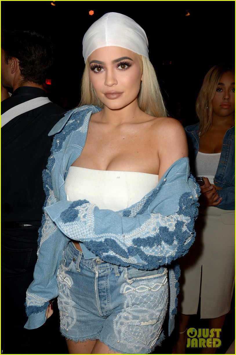 Kylie Jenner Shows Off Her Midriff During NYFW 2016 Photo 1023072
