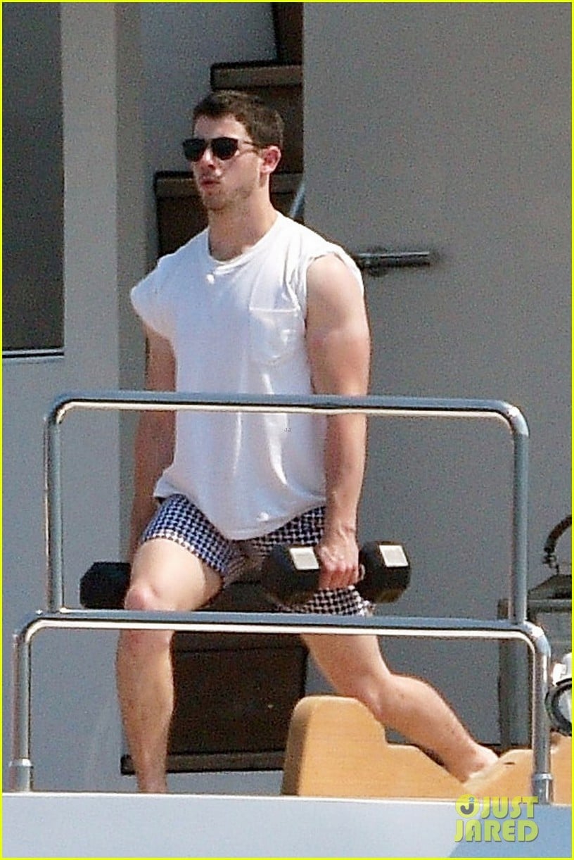 Full Sized Photo Of Joe And Nick Jonas Casually Flaunt Their Shirtless