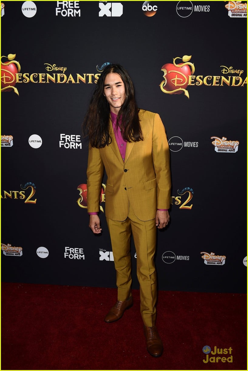 Full Sized Photo Of Cameron Boyce Booboo Stewart Mitchell Hope Descendants Premiere