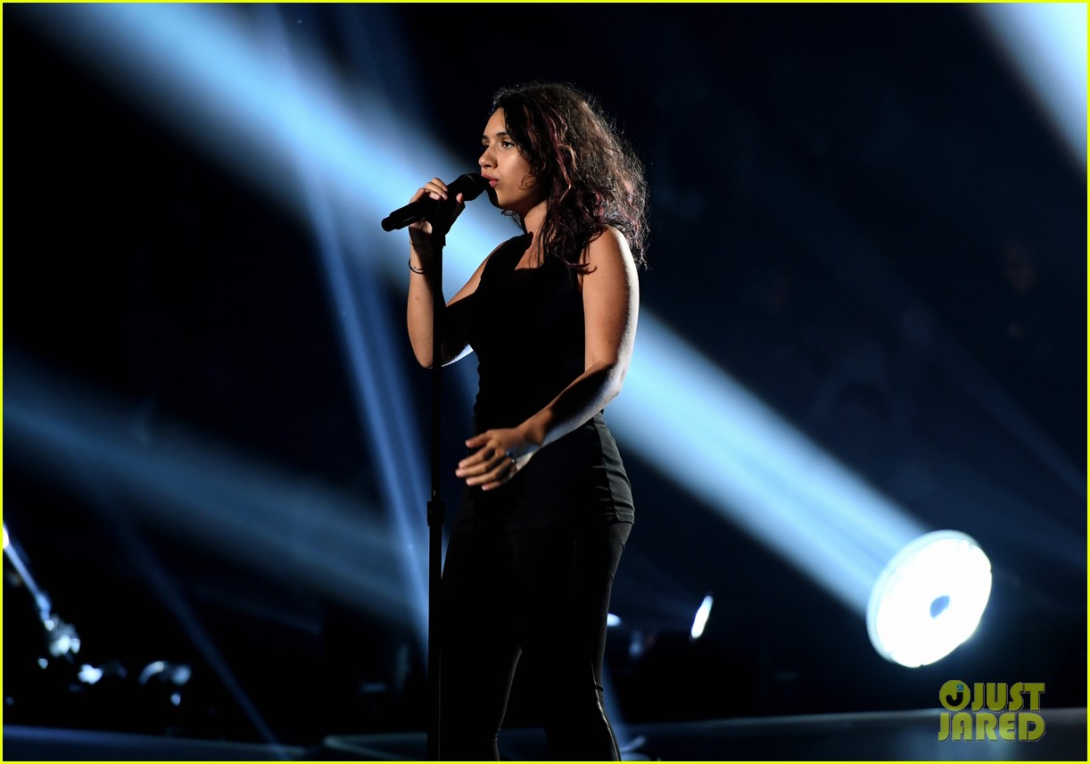 Alessia Cara Performs Scars To Your Beautiful At Mtv Vmas Video Photo