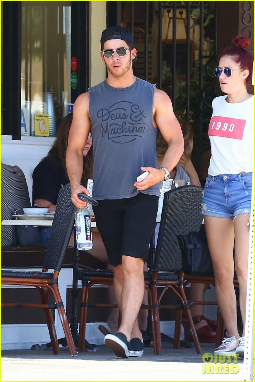 Full Sized Photo Of Nick Jonas Shows Off His Massive Biceps At