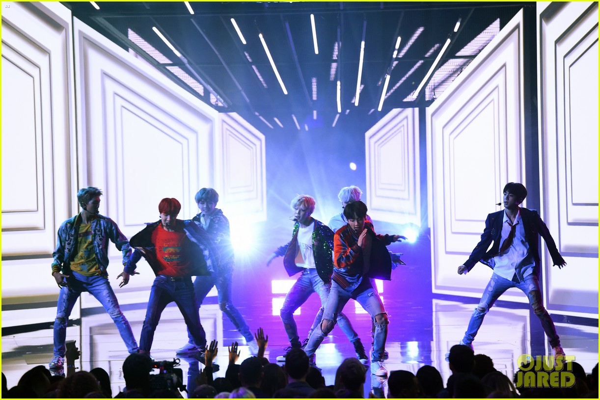 Bts Perform Dna At American Music Awards Video Photo