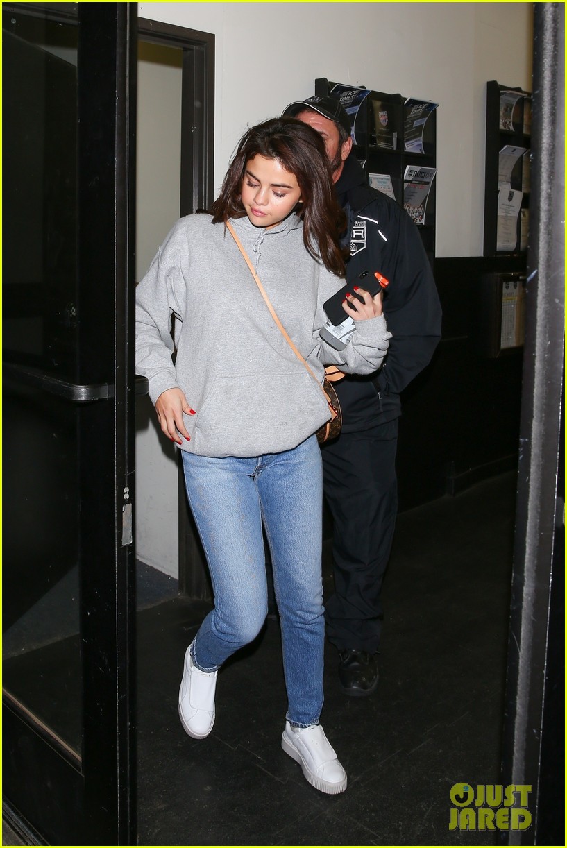 Full Sized Photo Of Selena Gomez Justin Bieber Hockey Church Wednesday