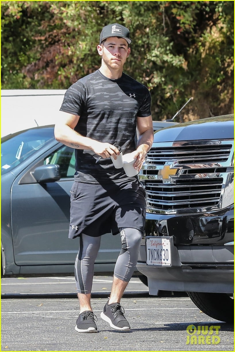 Full Sized Photo Of Nick Jonas Shows Off Buff Biceps At The Gym 03