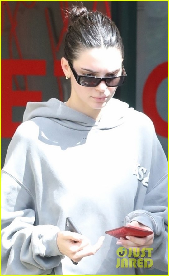 Kendall Jenner Hailey Bieber Hit Up Morning Pilates Class Photo