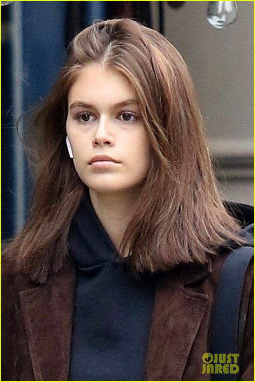 Kaia Gerber Is Spitting Image Of Mom Cindy Crawford On NYC Stroll