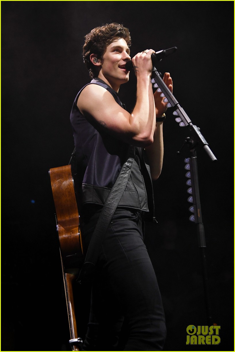 Shawn Mendes Performs Special Nyc Concert Looks So Hot In A Tank Top