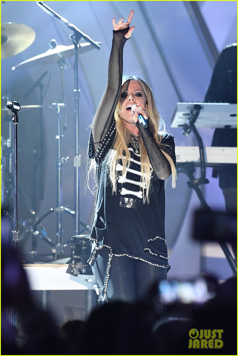 avril lavigne accepts special honor at ardys 2019 05