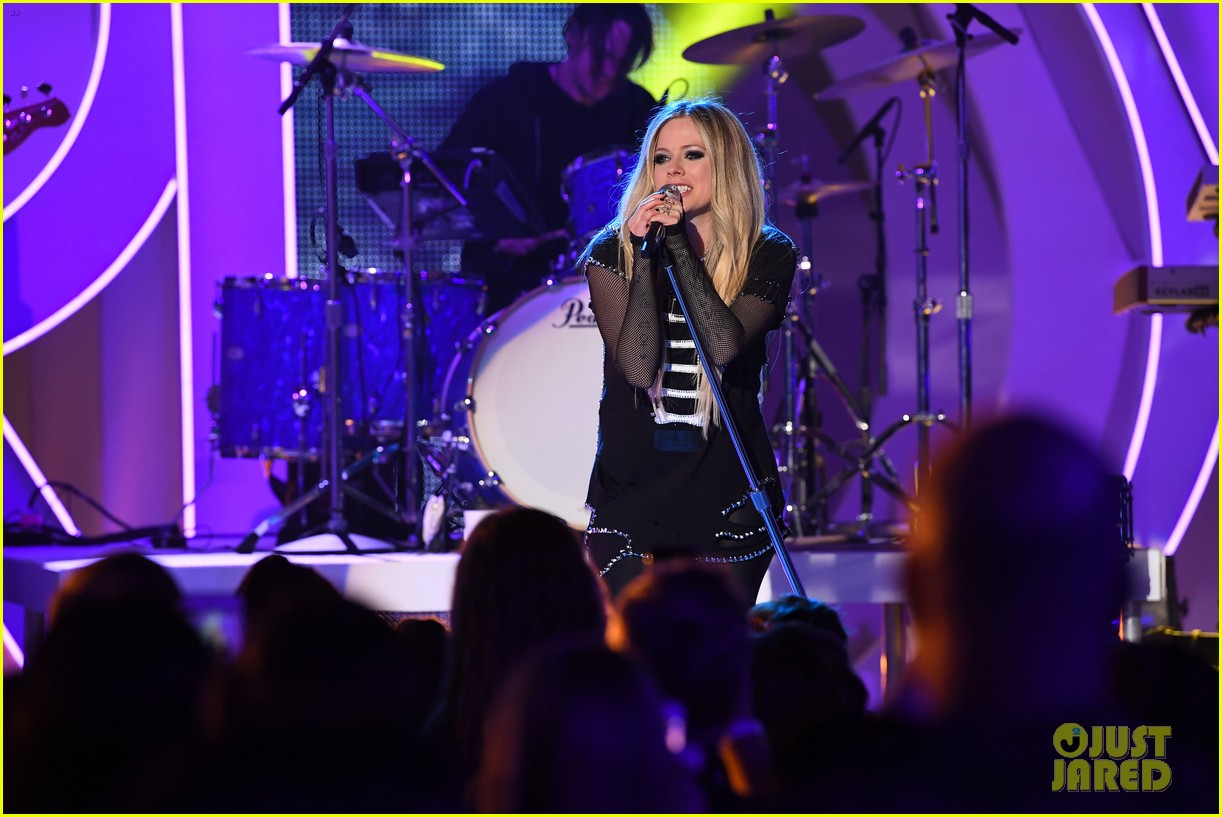 avril lavigne accepts special honor at ardys 2019 10