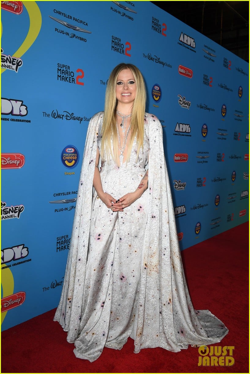avril lavigne accepts special honor at ardys 2019 12
