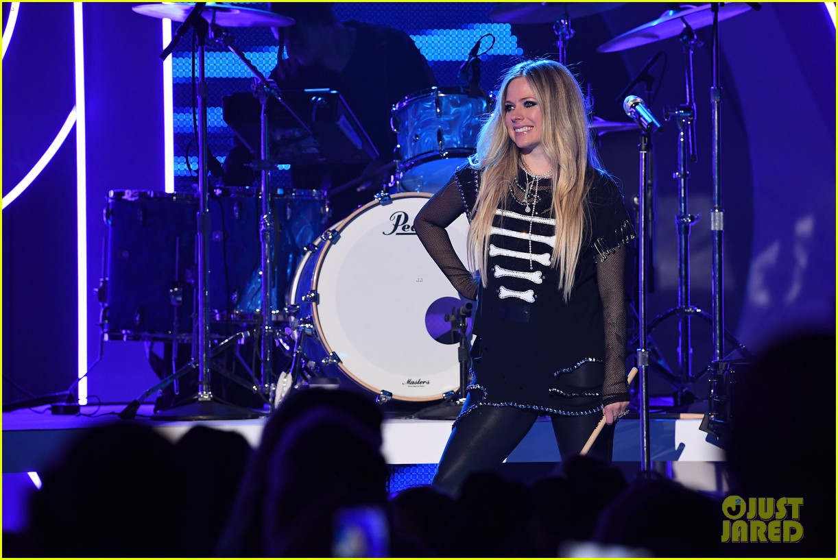 avril lavigne accepts special honor at ardys 2019 17