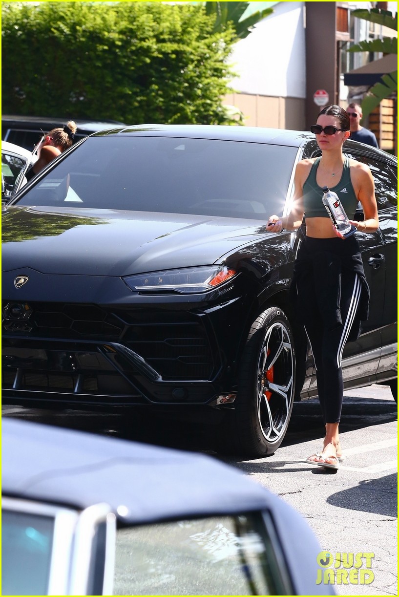 Kendall Jenner Picks Up Smoothies With Hailey Bieber After A Workout