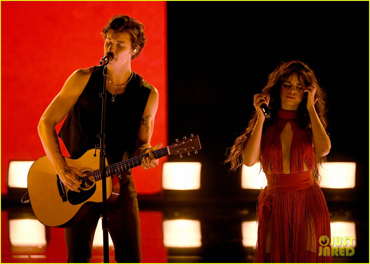 Watch Shawn Mendes Camila Cabello Perform Senorita Live At Amas