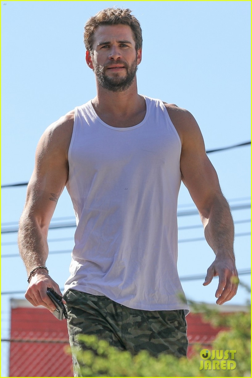 liam hemsworth muscles pumped up after workout 01