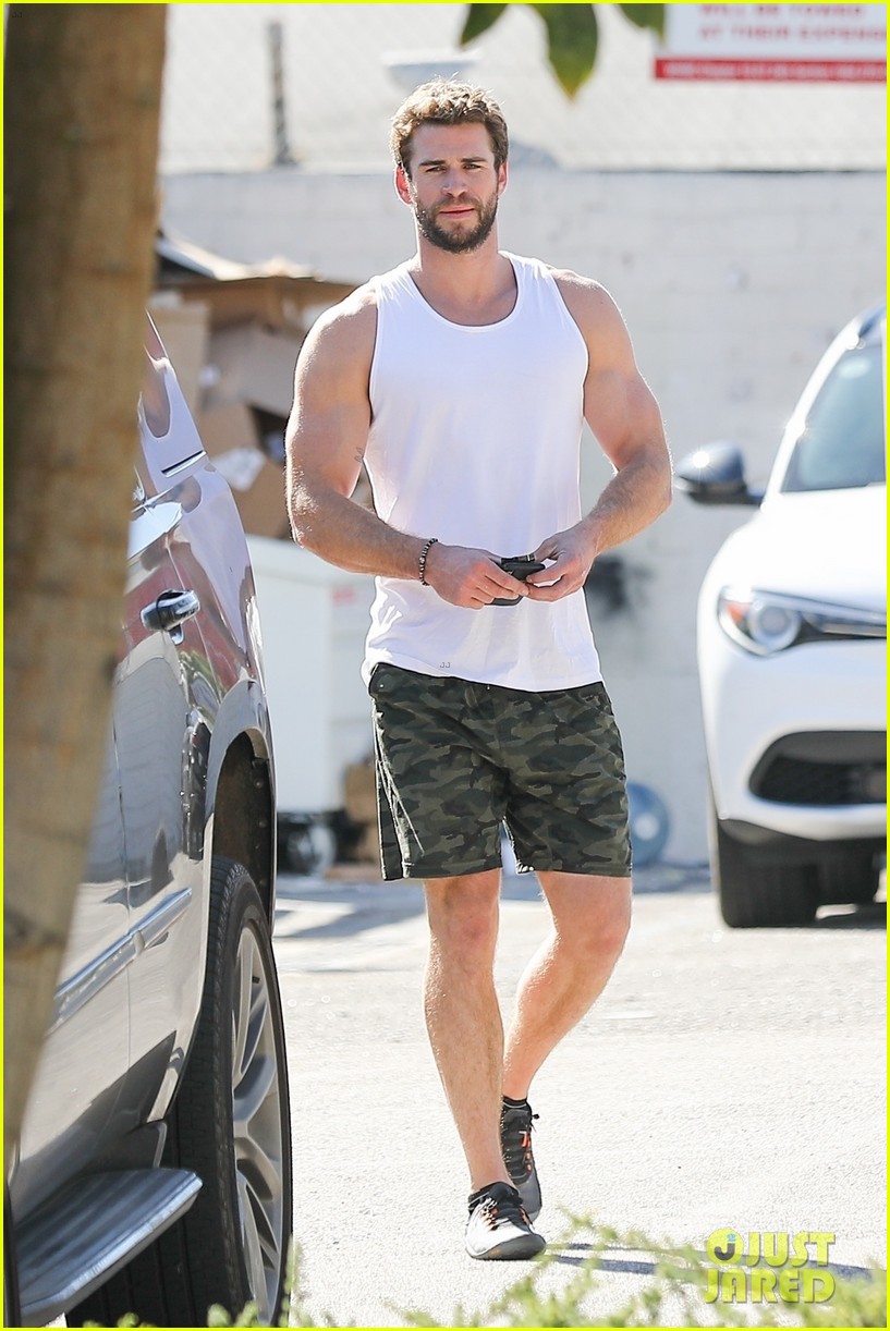 liam hemsworth muscles pumped up after workout 02